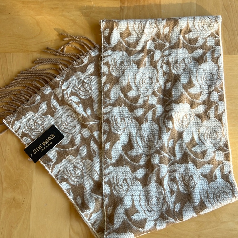 NWT Steve Madden Rose Print Tassel Scarf